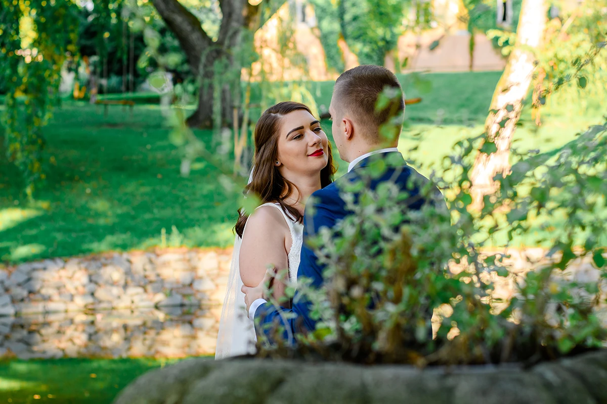 romantické svadobné fotenie v exteriéri kaštieľa Petrovany“