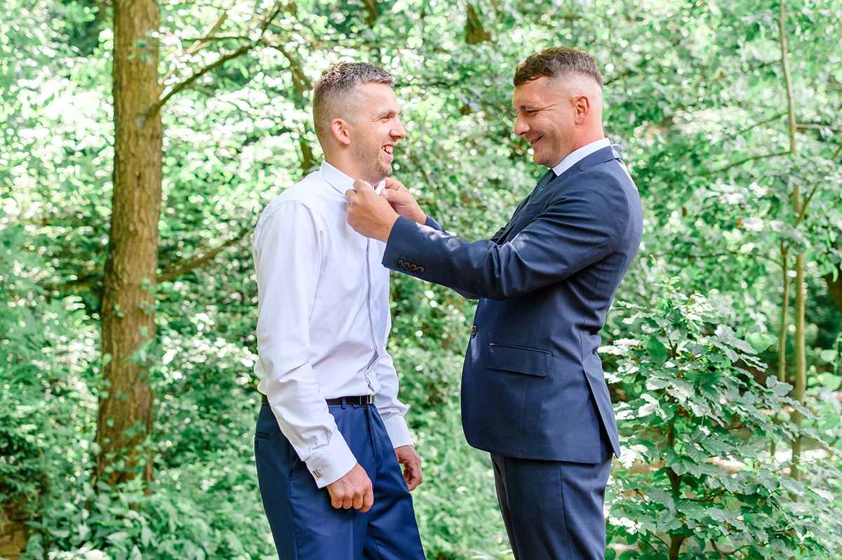 obliekanie ženícha pred svadbou Hermanovce