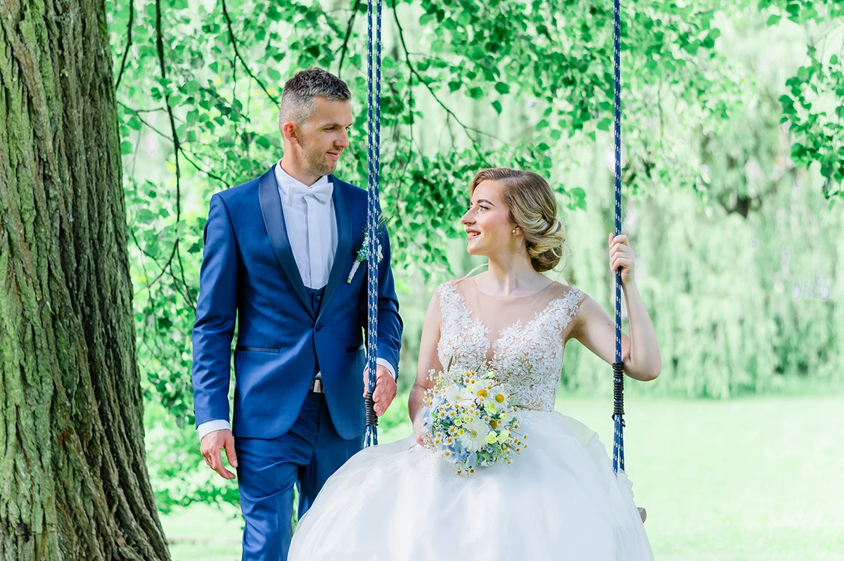 Nevesta a ženích na hojdačke v parku Kaštieľa Péchy Hermanovce