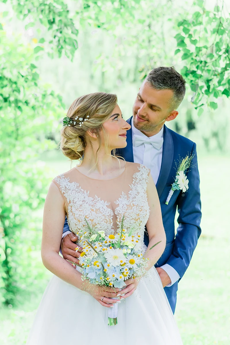 nevesta a ženích počas portrétov v Hermanovciach