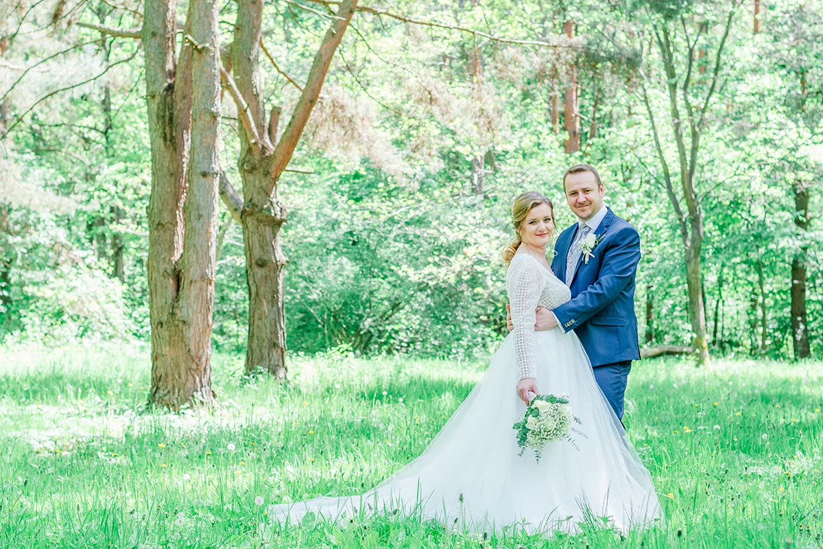 Svadobný fotograf Prešov – prirodzené svadobné portréty v lese