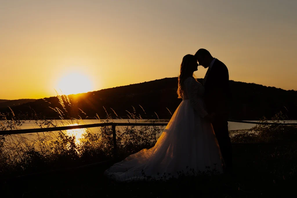 Romantické svadobné fotenie pri západe slnka nad Domašou