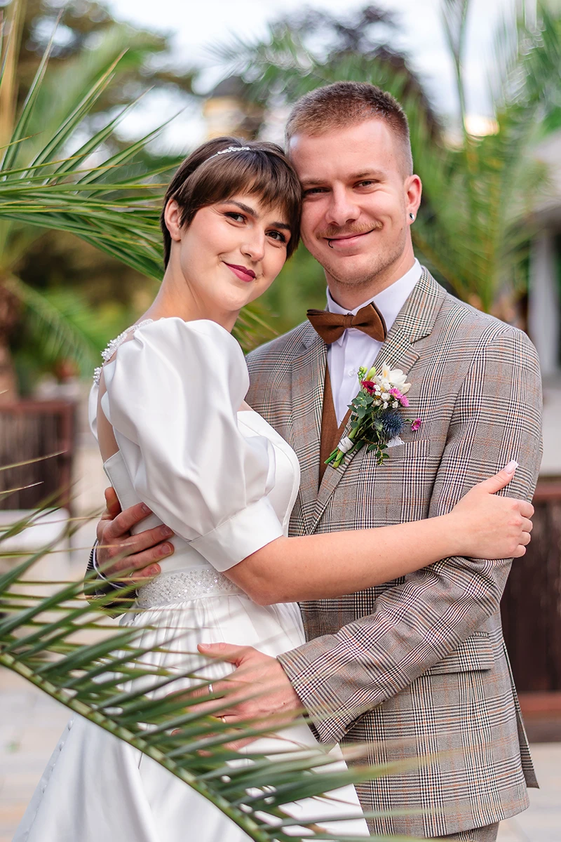 Romantický svadobný portrét nevesty a ženícha v objatí v Bardejovských Kúpeľoch