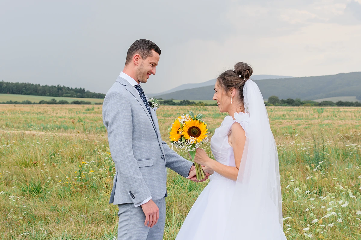 Nevesta a ženích počas svadobného portrétneho fotenia v prírode pri Prešove