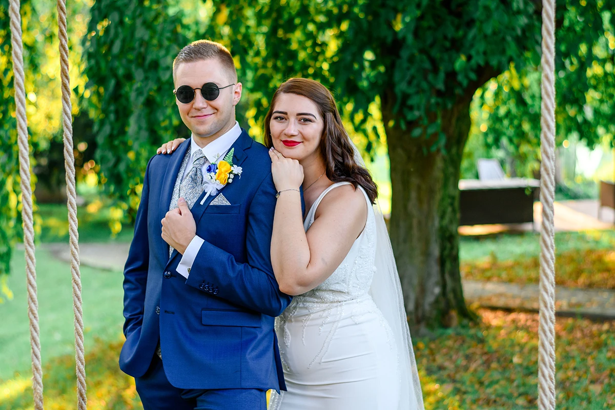 svadobné foto v parku kaštieľa Petrovany
