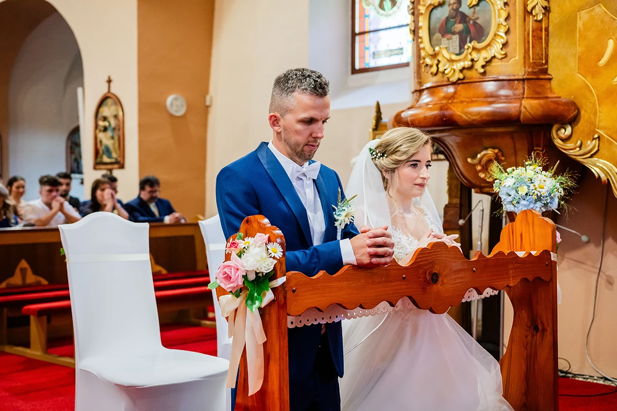 mladomanželia počas obradu v kostole v Hermanovciach