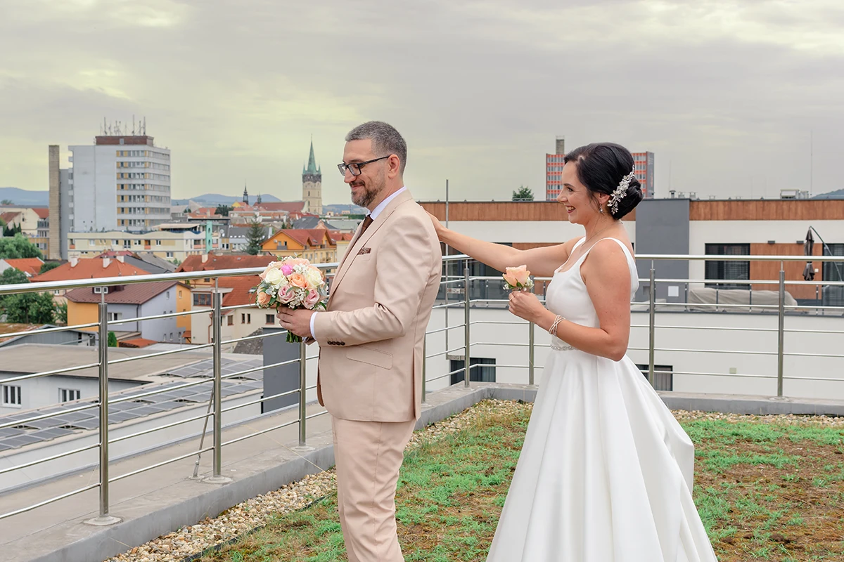 Prvý stretnutie evesty a ženícha na streche hotela v Prešove