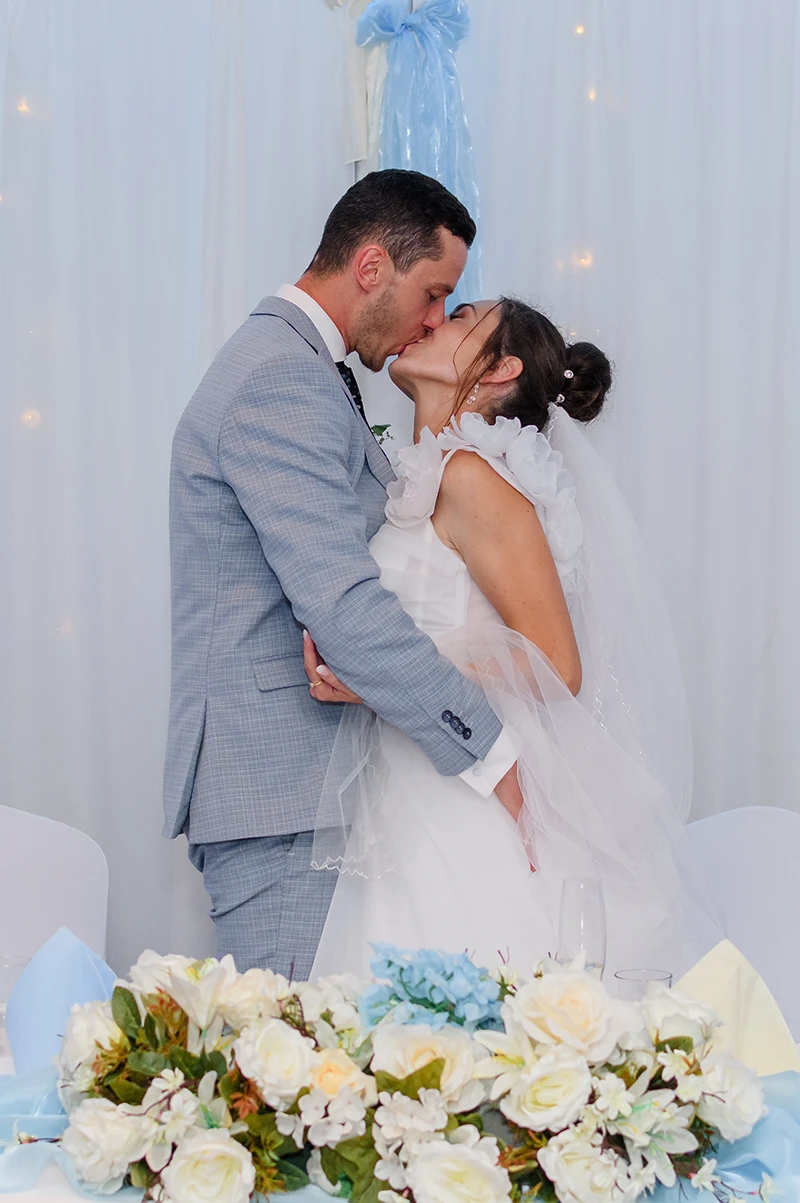 Romantický bozk nevesty a ženícha počas svadobnej hostiny v Hoteli Lineas Prešov