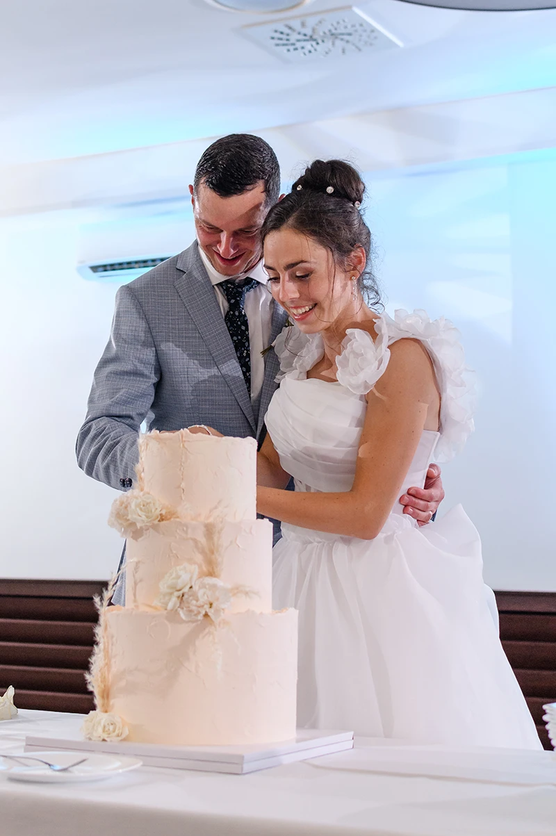 Krájanie svadobnej torty nevestou a ženíchom v Hoteli Lineas Prešov