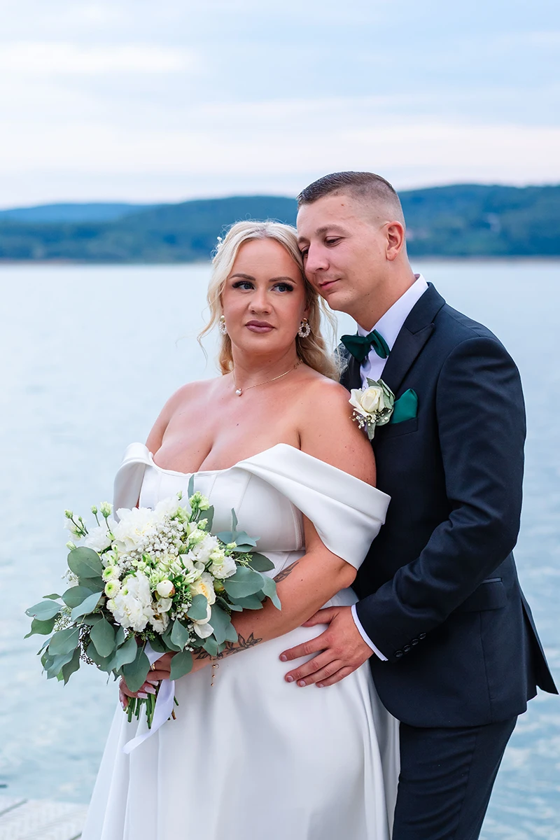 Romantický svadobný portrét páru na móle pri Domaši
