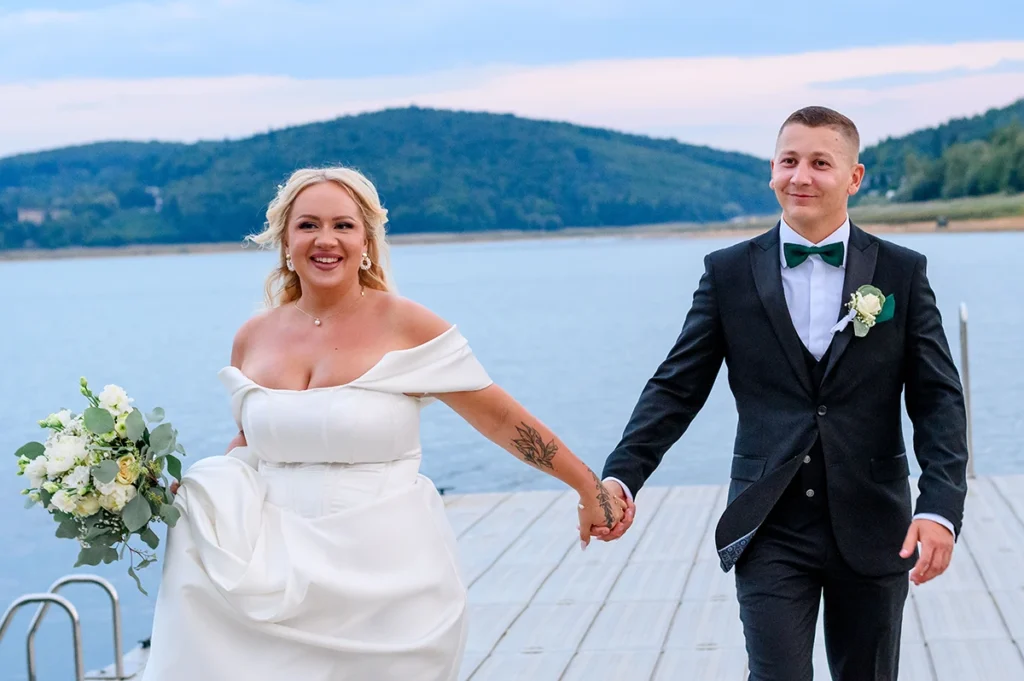Ssvadobný portrét nevesty a ženícha na móle pri Garden Hoteli Domaša